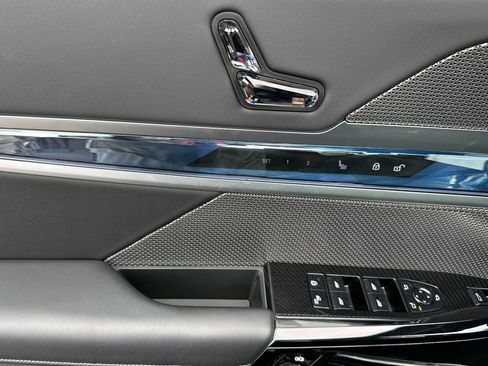 Used 2024 BMW 740i w/ Premium Package RWD image 10