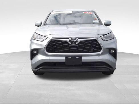 Certified 2024 Toyota Highlander LE image 9