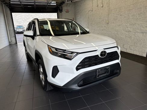 Used 2025 Toyota RAV4 XLE AWD/4WD image 2