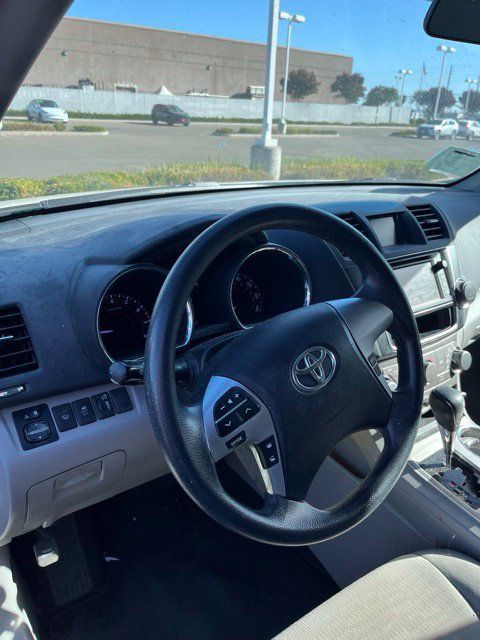 Used 2013 Toyota Highlander Plus FWD image 6