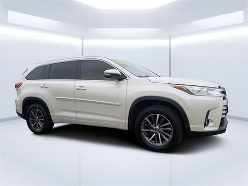 Used 2017 Toyota Highlander FWD V6 image 2