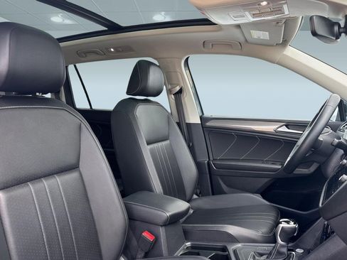 Used 2024 Volkswagen Tiguan SE w/ Panoramic Sunroof Package FWD image 30