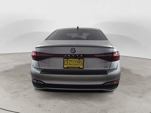 Used 2025 Volkswagen Jetta SE FWD image 4