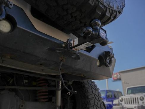 Used 2016 Jeep Wrangler Unlimited Rubicon w/ Connectivity Group AWD/4WD image 7