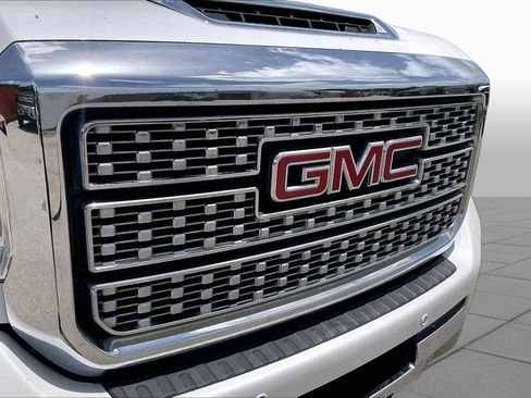 Used 2019 GMC Sierra 2500 Denali w/ Duramax Plus Package AWD/4WD image 29