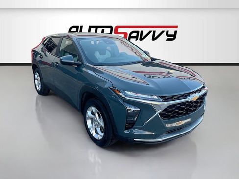 Used 2025 Chevrolet Trax LS w/ LS Convenience Package FWD image 1