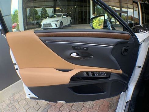 Used 2025 Lexus ES 300h ES 300h image 13