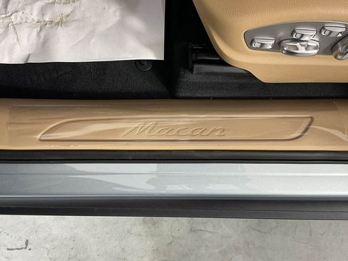 Certified 2025 Porsche Macan AWD/4WD image 15