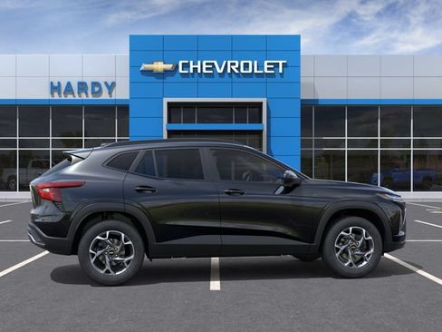 New 2026 Chevrolet Trax LT w/ LT Convenience Package FWD image 5
