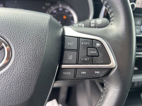 Used 2024 Toyota Highlander XLE image 9