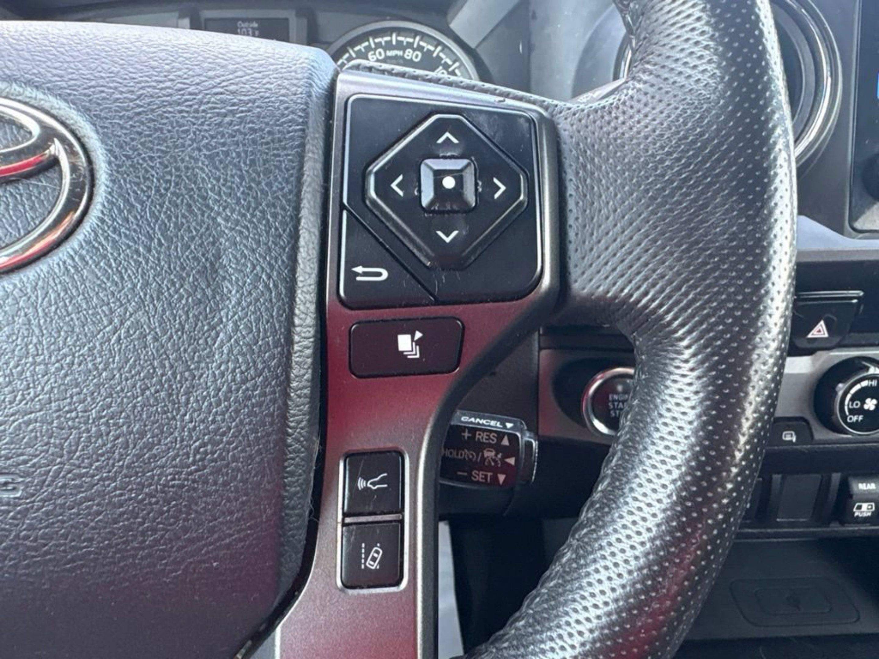 Used 2018 Toyota Tacoma TRD Off-Road AWD/4WD image 11