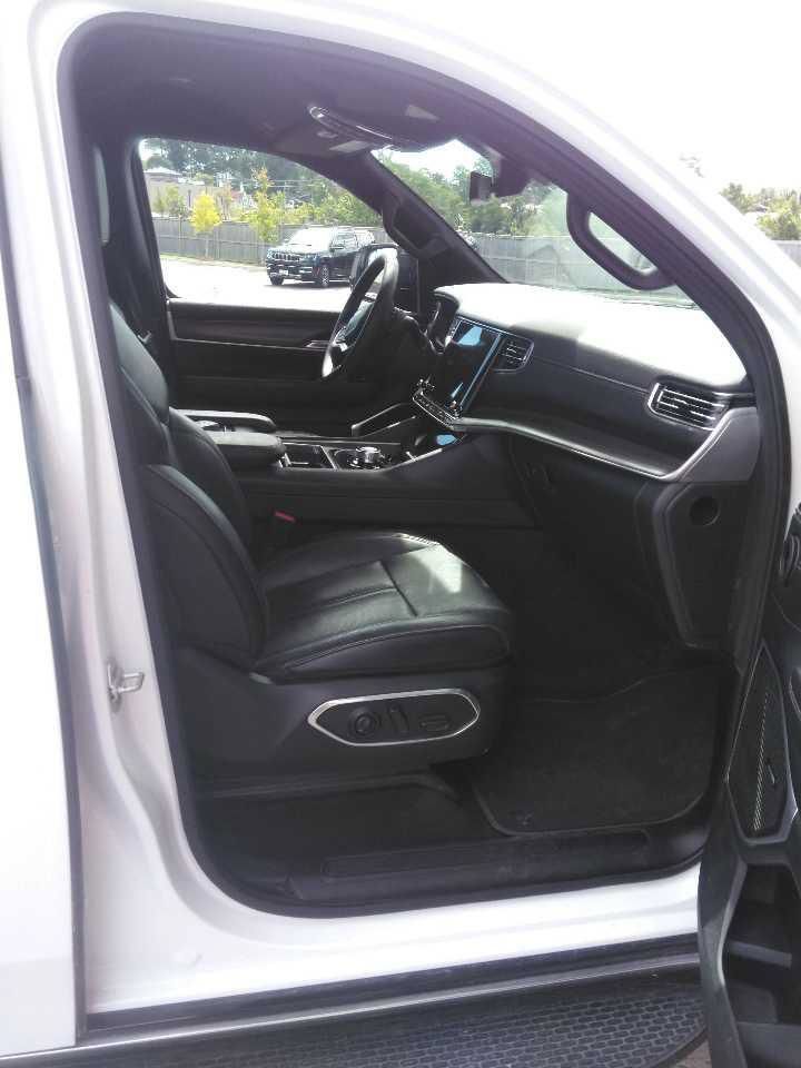 Used 2024 Jeep Wagoneer Series II AWD/4WD image 5