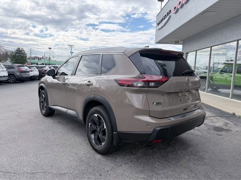 Used 2024 Nissan Rogue SV w/ SV Premium Package image 10