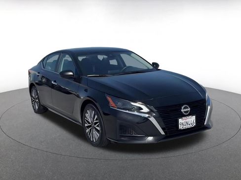 Used 2025 Nissan Altima 2.5 SV FWD image 3