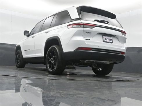New 2025 Jeep Grand Cherokee Altitude image 39
