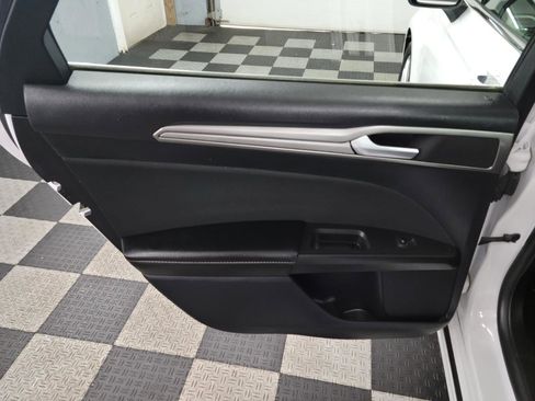 Used 2020 Ford Fusion SE FWD image 16