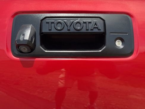 Used 2017 Toyota Tacoma TRD Off-Road AWD/4WD image 11
