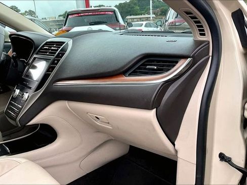 Used 2018 Lincoln MKC Select w/ Select Plus Package FWD image 23