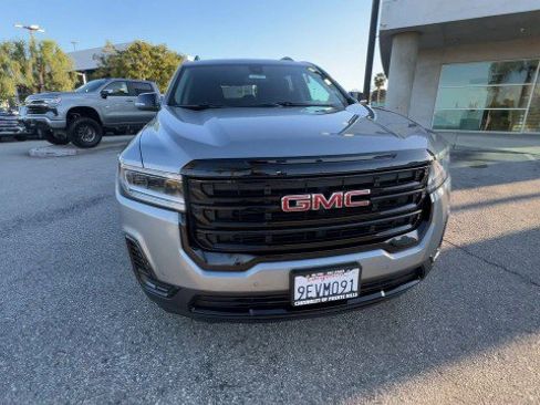 Used 2023 GMC Acadia SLE w/ Driver Convenience Package image 3