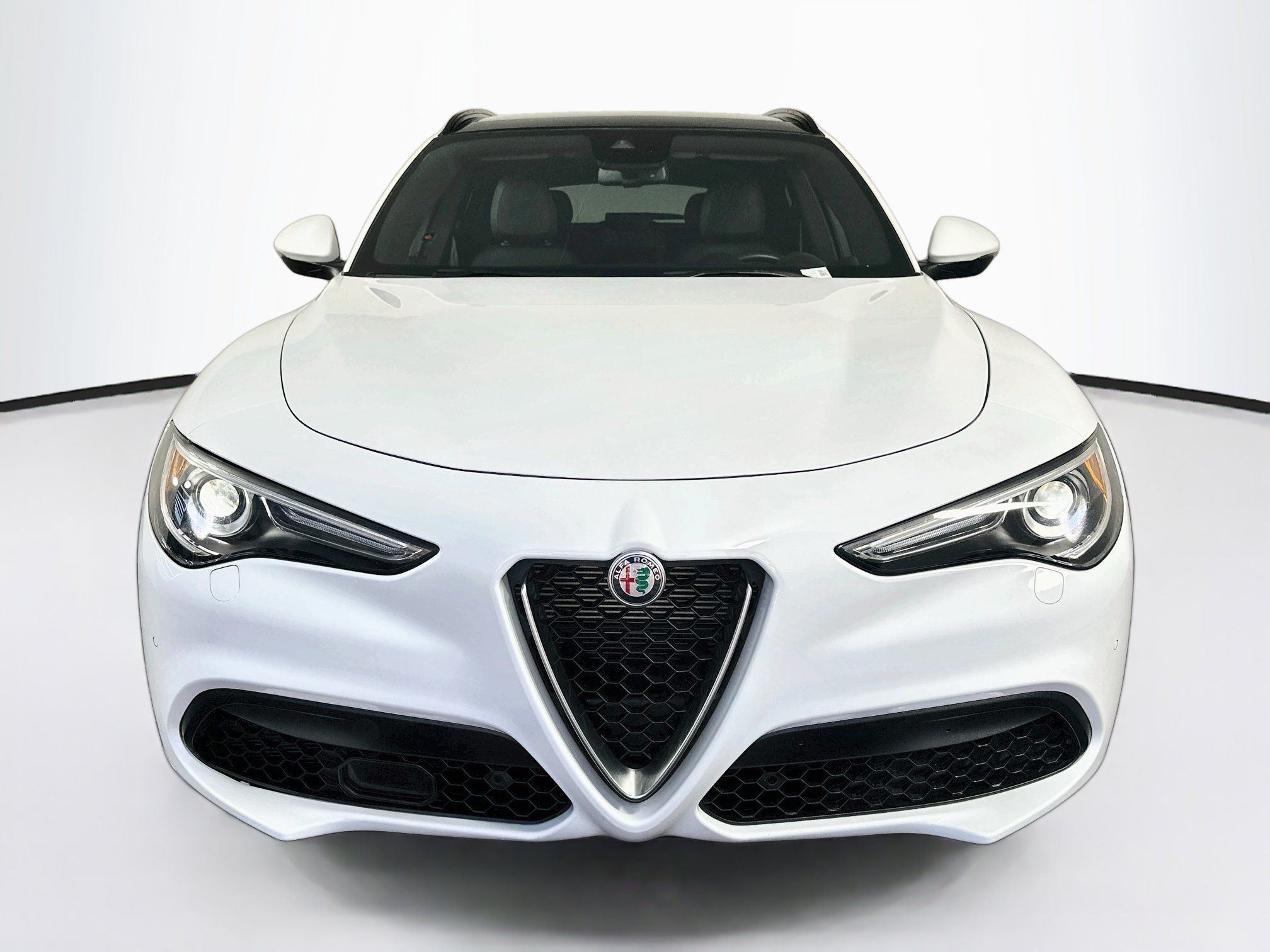 Used 2023 Alfa Romeo Stelvio Ti AWD/4WD image 2
