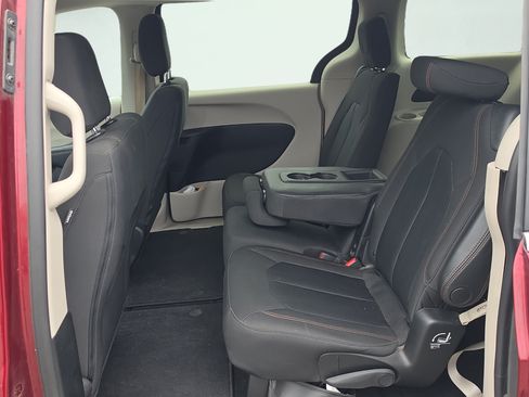 Used 2017 Chrysler Pacifica LX w/ Tire & Wheel Group FWD image 18