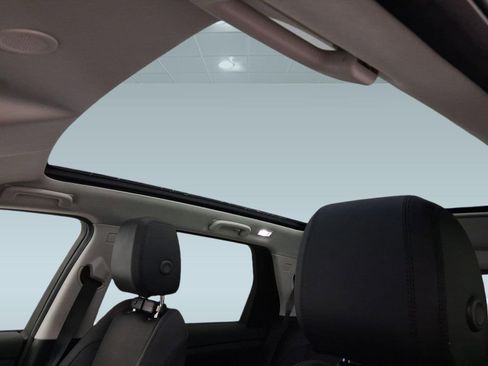 Used 2025 Land Rover Discovery Sport S image 13