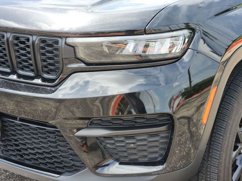 Used 2024 Jeep Grand Cherokee Altitude AWD/4WD image 7
