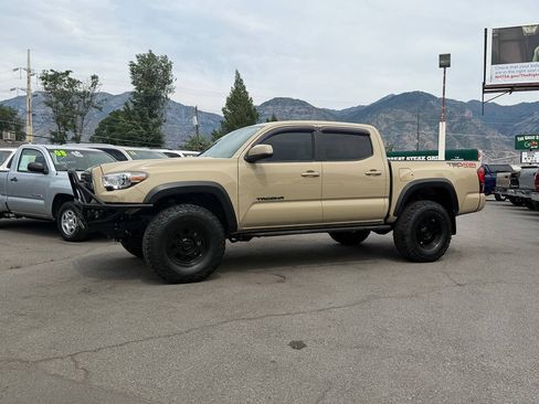 Used 2018 Toyota Tacoma TRD Off-Road w/ Technology Package AWD/4WD image 2