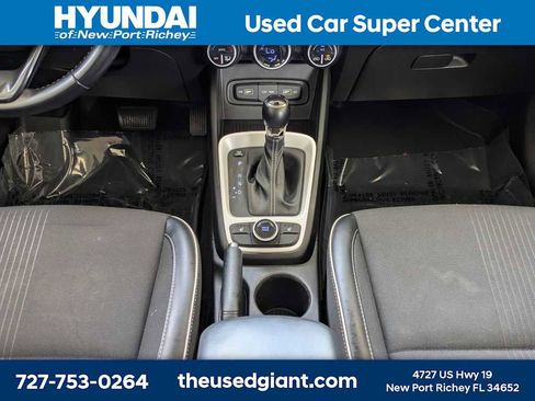 Used 2022 Hyundai Venue Limited FWD image 18