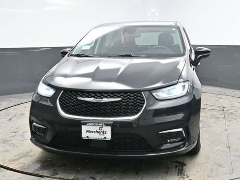 Used 2023 Chrysler Pacifica Touring-L image 2