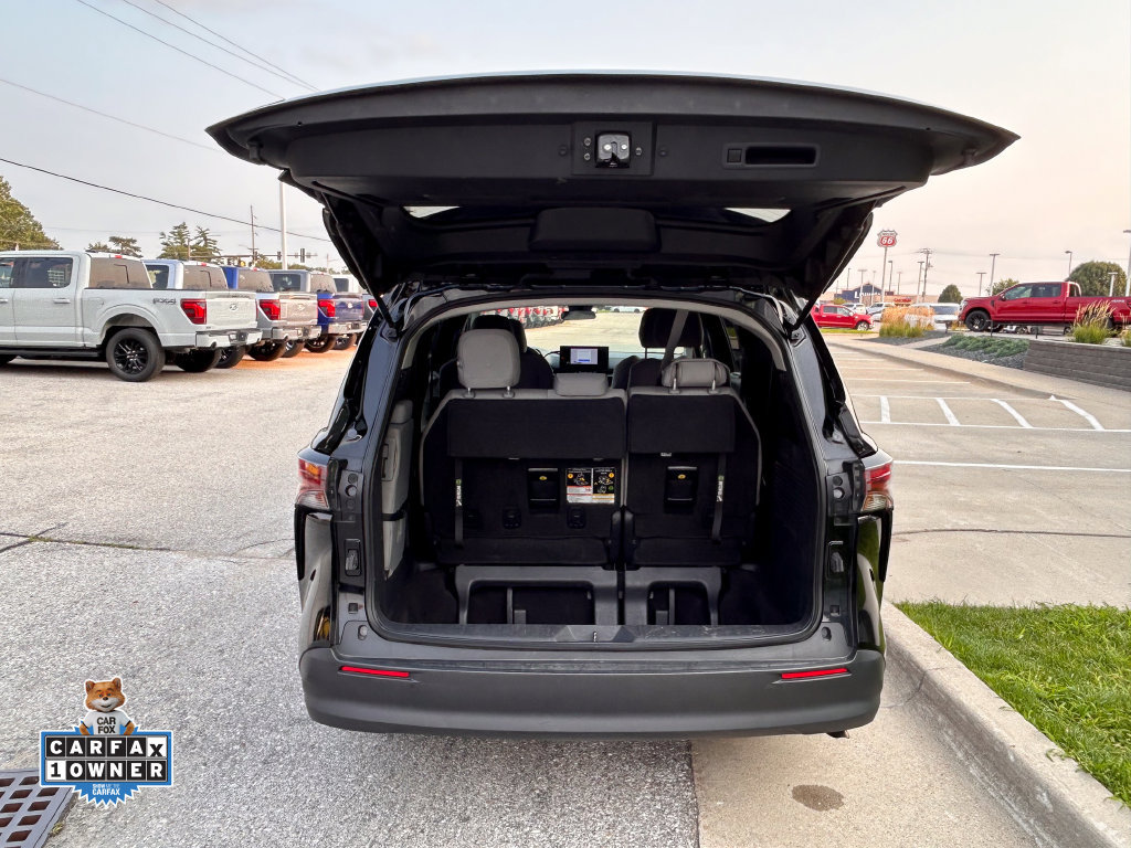 Used 2025 Toyota Sienna LE FWD image 16
