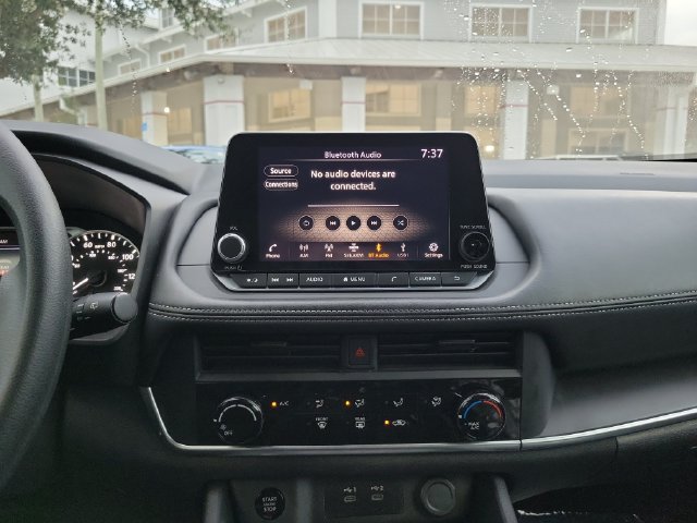 Used 2024 Nissan Rogue S FWD image 19