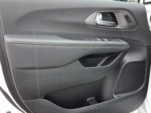 Used 2025 Chrysler Pacifica Select image 13