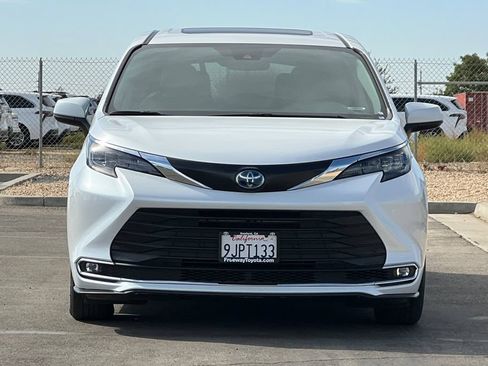 Used 2024 Toyota Sienna XLE AWD/4WD image 11