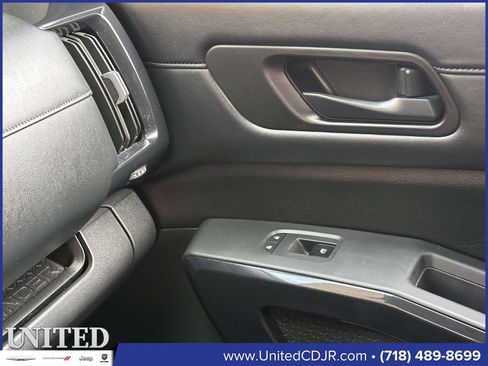 Used 2023 Nissan Pathfinder S image 28