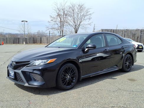 Used 2020 Toyota Camry SE FWD image 3