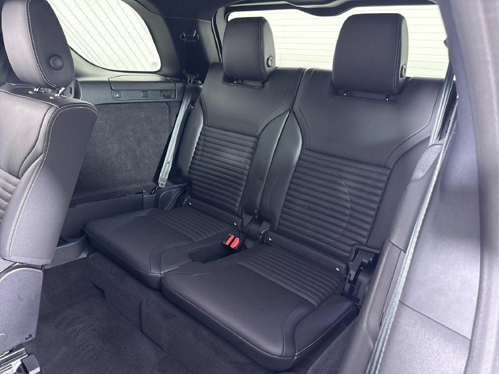 Used 2024 Land Rover Discovery Dynamic SE AWD/4WD image 21