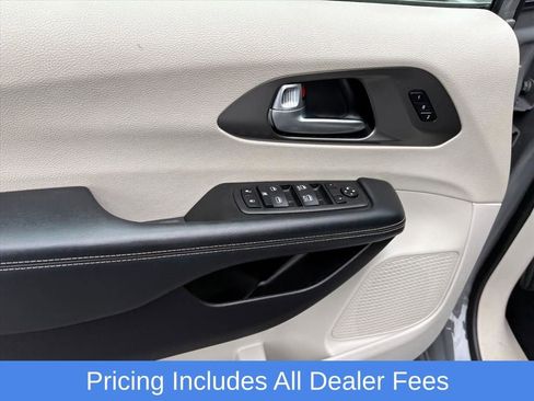 Used 2023 Chrysler Pacifica Touring-L FWD image 20