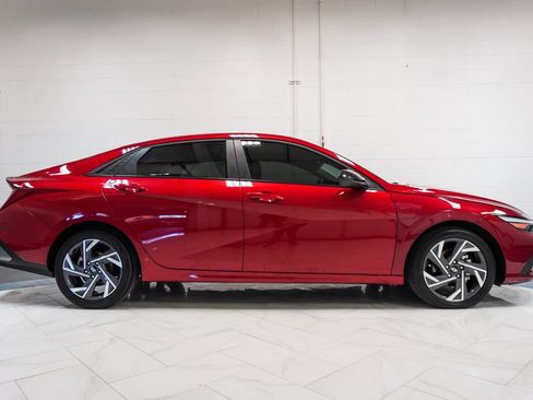 Used 2025 Hyundai Elantra Sport FWD image 31