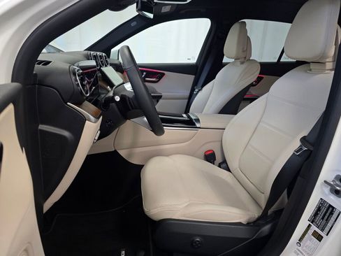 Used 2025 Mercedes-Benz GLC 300 image 13