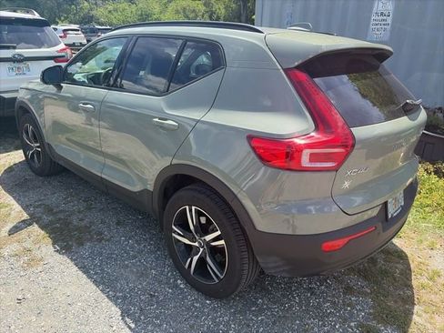 Used 2024 Volvo XC40 B5 Core image 2