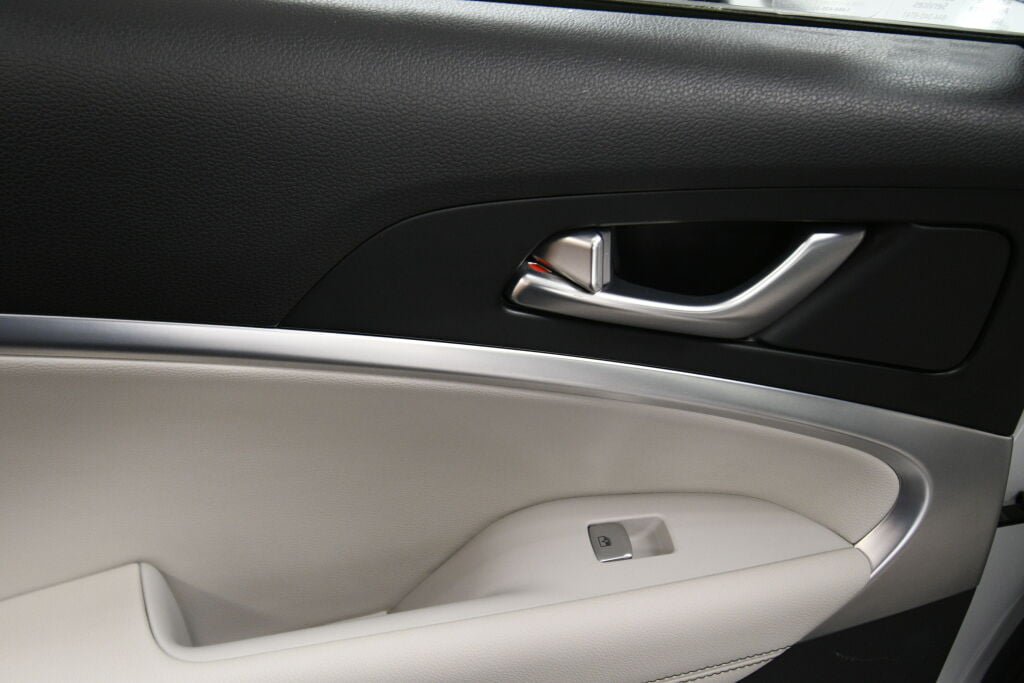Used 2025 Genesis G70 2.5T image 22