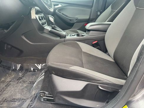 Used 2014 Ford Focus SE w/ SE Winter Package FWD image 4