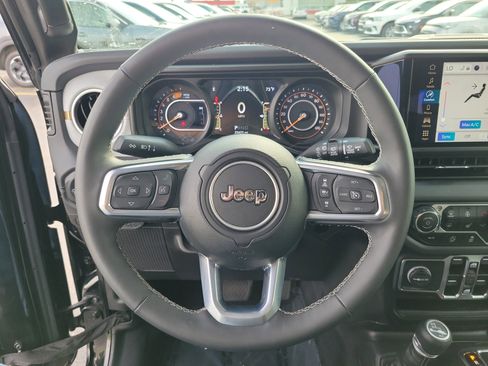 Used 2025 Jeep Wrangler Unlimited Sahara AWD/4WD image 21