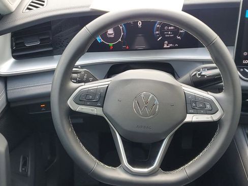 Certified 2025 Volkswagen Tiguan SE w/ Panoramic Sunroof Package AWD/4WD image 20