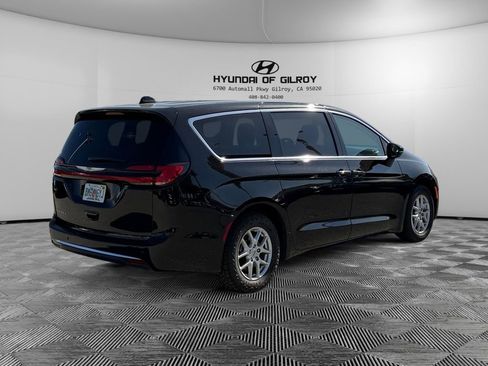 Used 2024 Chrysler Pacifica Touring-L image 5