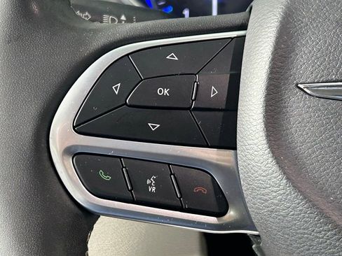 Used 2023 Chrysler Pacifica Touring-L image 27