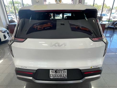 Used 2024 Kia EV9 Light Long Range RWD image 7