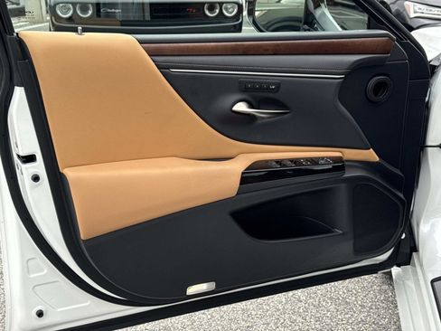 Certified 2024 Lexus ES 350 w/ Premium Package image 17