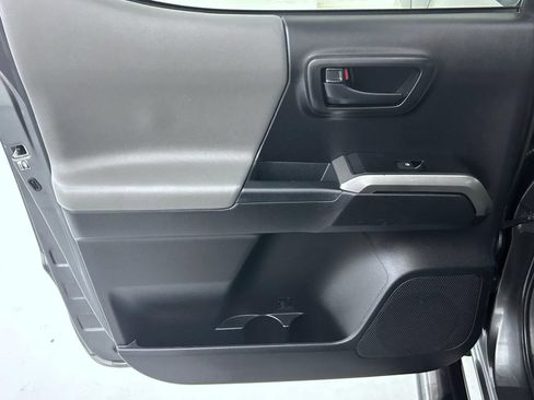 Used 2019 Toyota Tacoma SR5 w/ Four Season Floor Mat Package AWD/4WD image 20